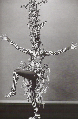 velvetoverground:  Grace Jones painted by Keith Haring, photograph