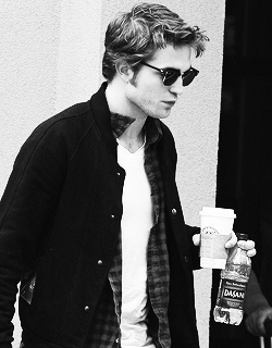 robpattinson:  Robert Pattinson + ’Starbucks Coffee’  