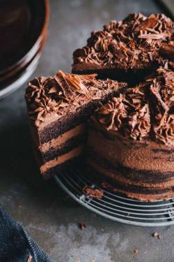 fullcravings:  Naked Dark Chocolate Cake with Cream Cheese