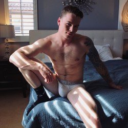 spilledpoppers:  I’m about to shoot Zane Porter