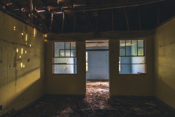 durty2shoes:  chasing light in my favorite abandoned sanatorium