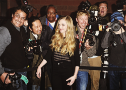  Amanda Seyfried poses with paparazzi     