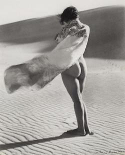 loveinaromanticcity:  Nude on the dunes, c. 1930s, by Max Dupain