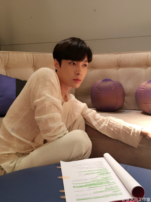 fy-zyixing:    160807Â | Zhang Yixing Studio Weibo: â€œ#å¼ è‰ºå…´äºŒæœˆçº¢##å¼ è‰ºå…´# ç›´å‡»äºŒçˆ·èƒŒè¯¾æ–‡å„¿â€ Translation [fy-zyixing]: â€œ#ZhangYixingErYueHong# #ZhangYixing# Watch Mr. Er recite linesâ€  