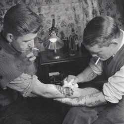 history-inpictures:  Hanging out at a tattoo parlour, 1922