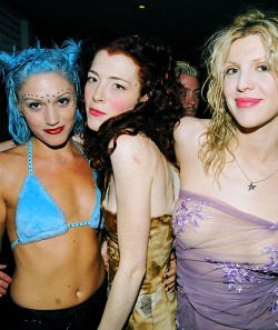 o-u-i-s-c-h:  Gwen Stefani, Melissa Auf der Maur & Courtney