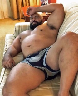 boyrussell:  mediumrarebeef:  I love when a thick dude sits like