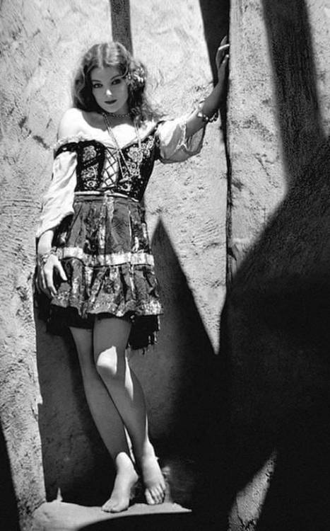 Myrna Loyhttps://painted-face.com/