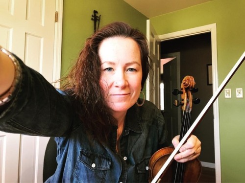 <p>This is one of my new favorite pictures of myself. I didn’t mean to take it. I thought I was clicking start on a lesson video. #sunriseonaguineafarm #fiddle #rearfacingcameraproblems (at Fiddlestar)</p>
