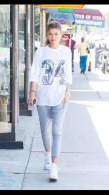 foreverhappyohyeah:  (#sweats #casual #fun #chill #jersey #lookoftheday)