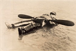 Homme flottant dans un costume de caoutchouc dans la baie de