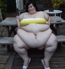 ssbbwfanatic:  Damn i love her belly!!!