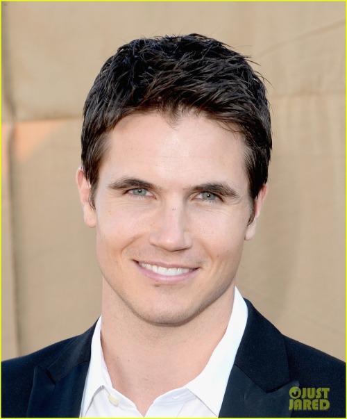 GALLERY: Robbie Amell - The Tomorrow People http://www.imdb.com/title/tt2660734/?ref_=ttmd_md_nm  The story of several young people from around the world who represent the next stage in human evolution, possessing special powers, including the ability