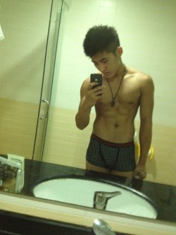 afafat:  hbst:  Sporty kid showing off his body (Part 2)  有微信吗？