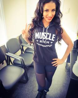 I’m obsessed with my new @musclerichapparel hoodie tank!