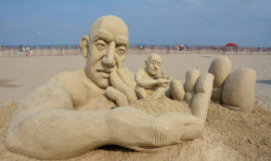 odditiesoflife:  Infinity This amazing sand sculpture won first