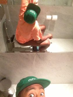 odd-is-the-future:   Selfie on a toilet. 