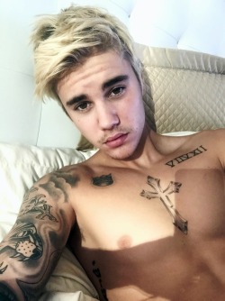 cheng-1216:  famousmaleexposed:  Justin Bieber showing hard cock!
