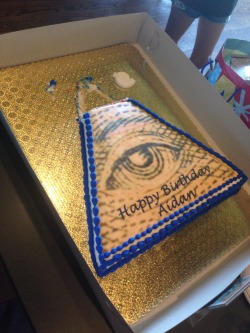 sonicthehedgegod: sonicthehedgegod:  so today at work this birthday party for a six year-old came into the restaurant and this was their fucking cake  it was huge and took up an entire table and when i asked to take a picture the mom laughed said â€œyeah
