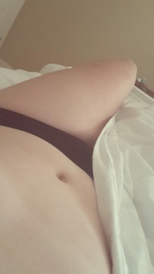 classically-curvaceous:  Early morning snuggles with myself.