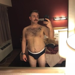 drew616:Feeling the hotel lighting, and myself, tonight #dadbod