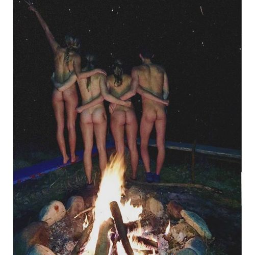 ayearofdeepcreek:  Anybody hungry? We got some hot toasty fire buns coming right up!  @maddierichardson_ and her buds enjoying the heat the best way possible. 