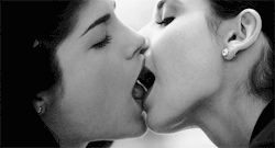 celebtrek:  Selma Blair & Sarah Michelle Gellar  “The kiss”