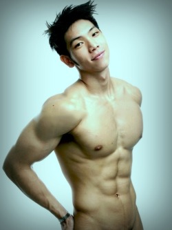 sgdude:  I like his chest. 