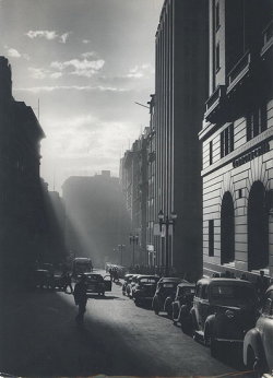 adanvc:  Rush Hour, Martin Place, Sydney, 1949. by David Moore
