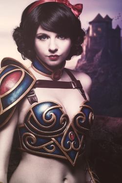 cosplayandgeekstuff:    Andy Rae Cosplay (Canada) as Snow White.