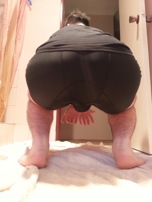 youractmenblog:  Aunque cubiertos estos cabrones nos calientan  Â¡Me encanta culos gordos!