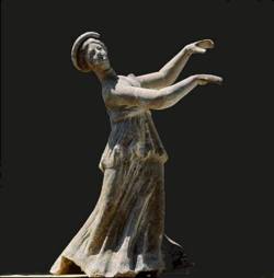 hellenismo:  Dancer. Terracotta from Tanagra, 5th century BC.