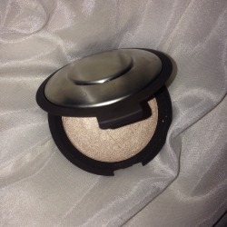 dolvenchy:  BECCA highlighter in the shade Opal✨💫 