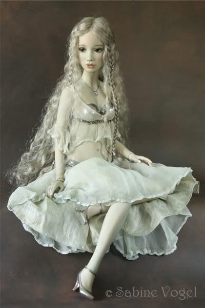 hazedolly:  “Fee"  One of a kind porcelain ball-jointed art doll by German artist Sabine Vogel. Source 