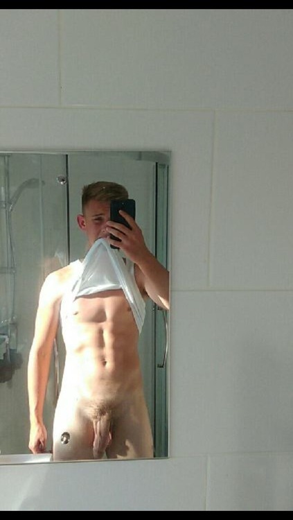 22 YO, 8.5 INCHES, HOT BLOND DUDE!!!