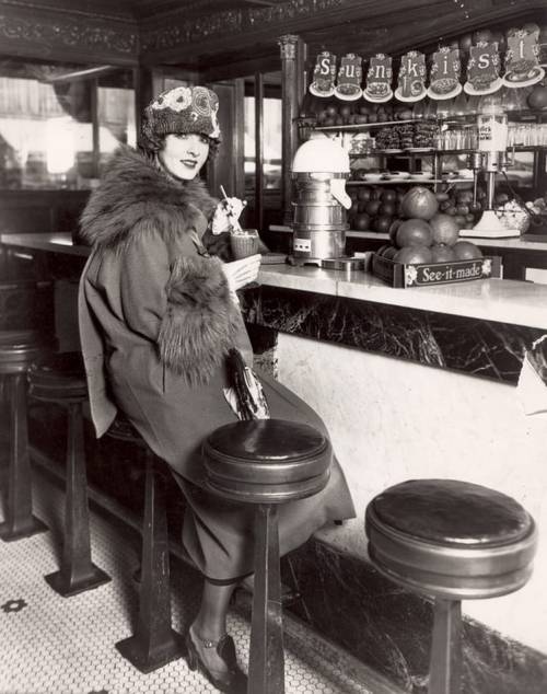 the1920sinpictures:1923 c. photo of silent film star Claire Windsor