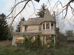 thenaturallypure:  Beautiful Old House/Homestead | via Tumblr