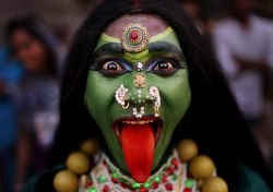 fotojournalismus:  An Indian man dressed as Hindu Goddess Kali