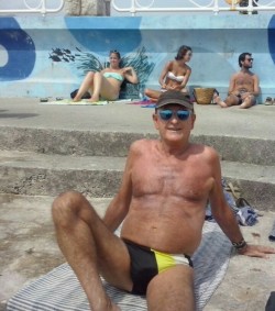 Homens maduros de sunga / Mature men in swimwear