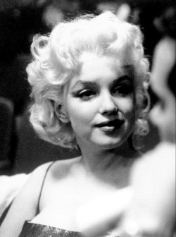 infinitemarilynmonroe:  Marilyn Monroe at the premiere of Cat
