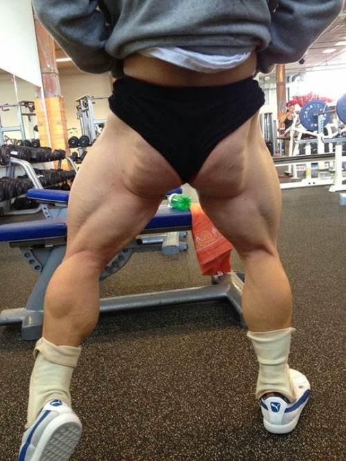 hugemusclegeek:  slickpenguin:  Nicolas Vullioud  Awesome quads! 