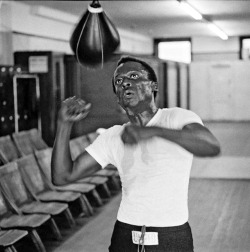 soundsof71:Miles Davis working the speed bag at Gleason’s Gym,