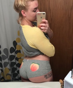 thehufflepufflifts:  s-assysquats:  There’s a peach on my peach!