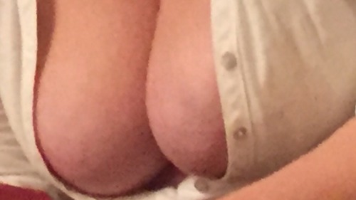 porca10:Wife’s amazing tits like how they are on view and falling out 