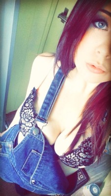 petiteandbusty: bustypetitelovers:  Hillbilly Hottie —— Hot