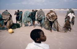 ouilavie:  Alex Webb. Mozambique. Mucoroge. 2002. Drying fishing.