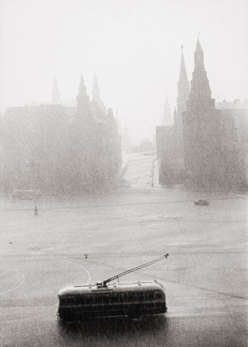 flashofgod:  Lisa Larsen, Streets in Moscow on a rainy day, July 1956. 