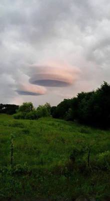 coolthingoftheday:  Lenticular clouds caught over southeast Texas