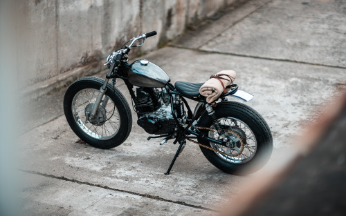 caferacerpasion:  I love this Yamaha SR250 SE â€ªBrat Styleâ€¬ by Hookie Co.Preciosa esta â€ªYamahaâ€¬ con un aspecto despejado, minimalista y elegante. Muy bueno el depÃ³sito peanut | caferacerpasion.com