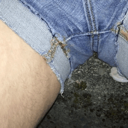 omomeup: Wetting my jean shorts by the road while the neighbors